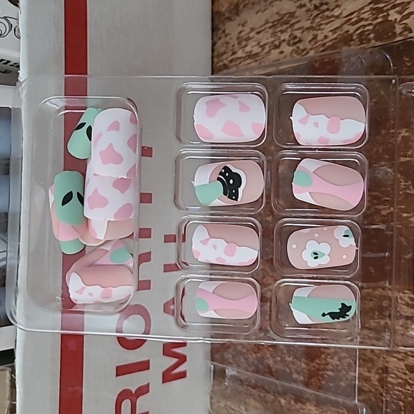 2/$16 Floral Alien Press on Nails - Picture 16 of 16